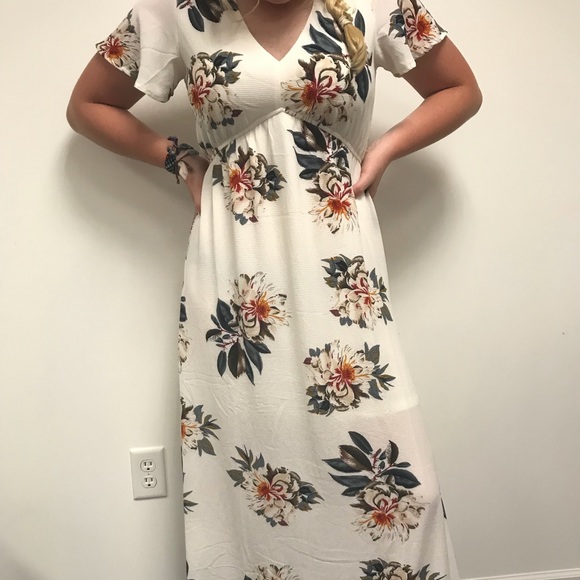 Dresses & Skirts - Floral Maxi Dress